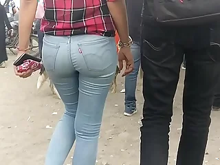 Off colour Indian round ass girl as dull as ditch-water in public